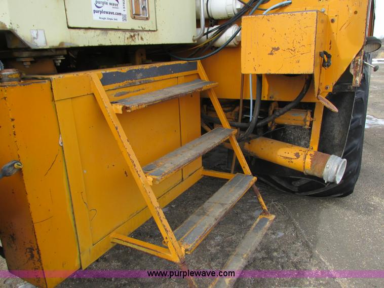 image for item I3782 1985 Ag-Chem TerraGator 2505 self-propelled applicator