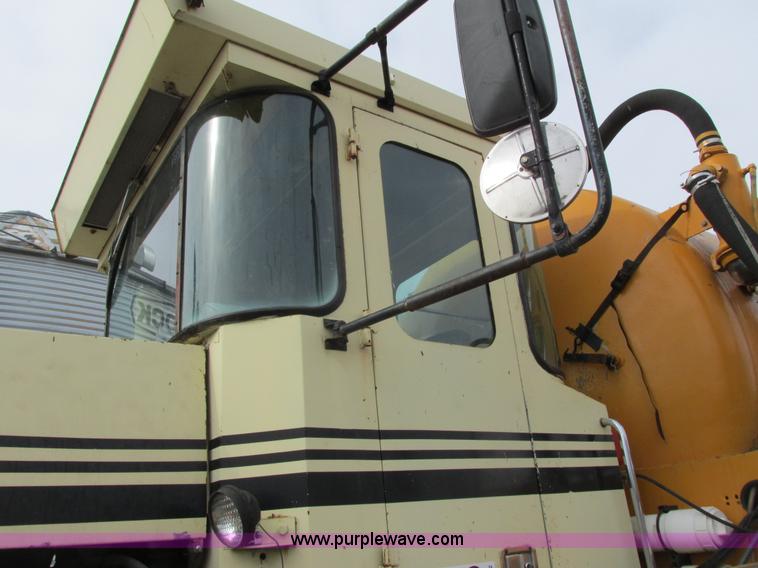 image for item I3782 1985 Ag-Chem TerraGator 2505 self-propelled applicator