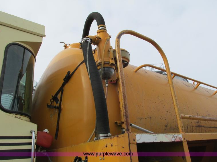 image for item I3782 1985 Ag-Chem TerraGator 2505 self-propelled applicator