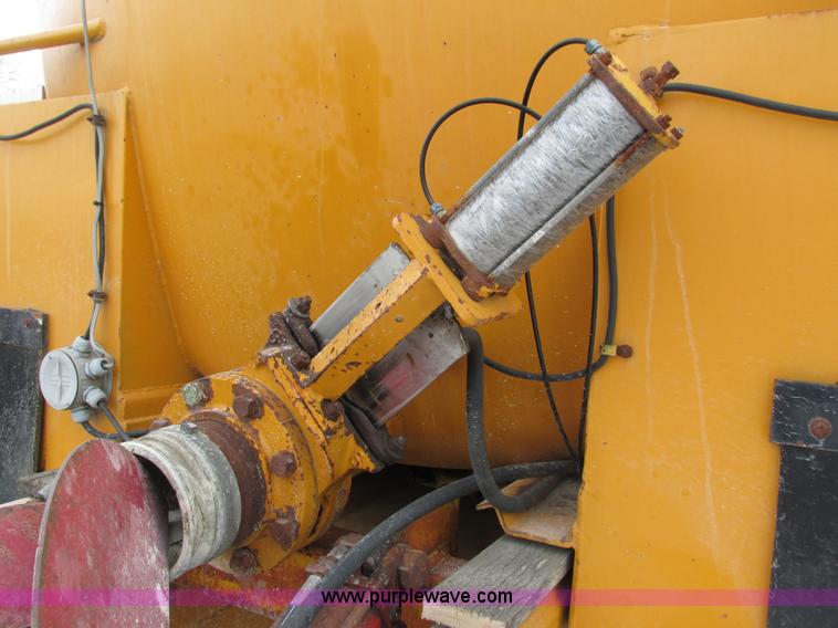 image for item I3782 1985 Ag-Chem TerraGator 2505 self-propelled applicator