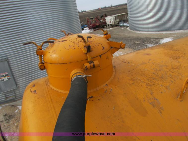 image for item I3782 1985 Ag-Chem TerraGator 2505 self-propelled applicator