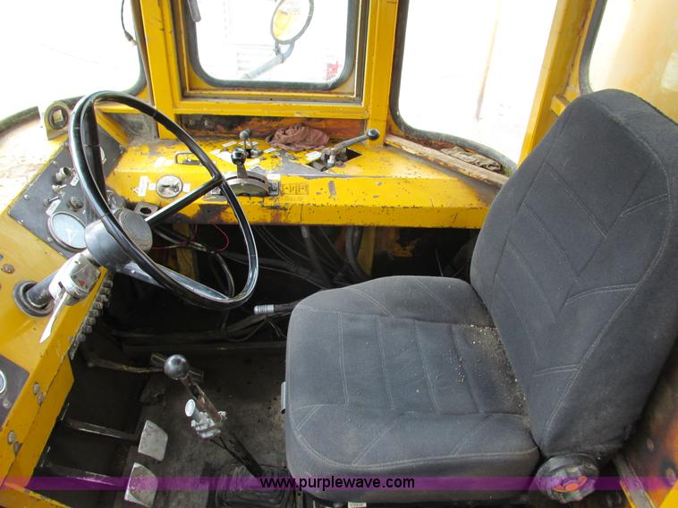 image for item I3782 1985 Ag-Chem TerraGator 2505 self-propelled applicator