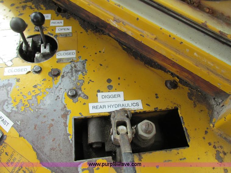 image for item I3782 1985 Ag-Chem TerraGator 2505 self-propelled applicator