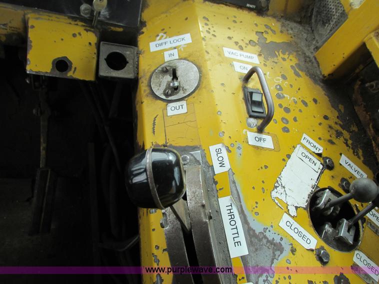 image for item I3782 1985 Ag-Chem TerraGator 2505 self-propelled applicator