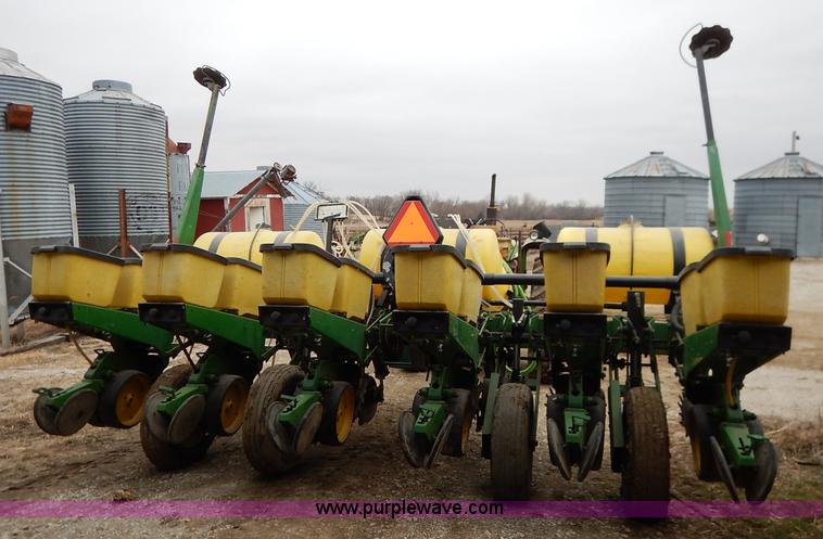 image for item I5062 John Deere 7200 planter