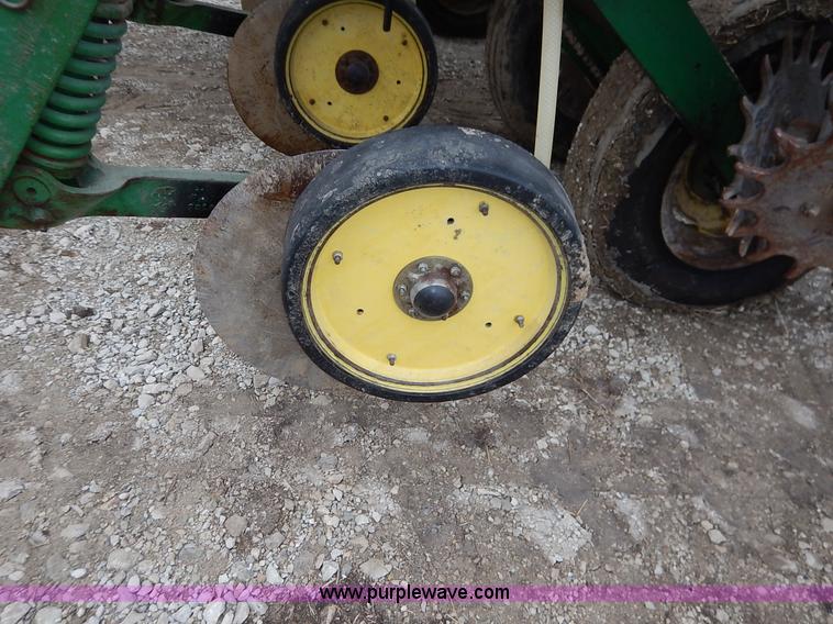 image for item I5062 John Deere 7200 planter