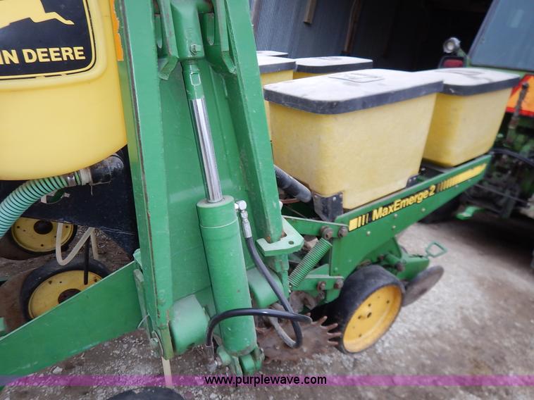 image for item I5062 John Deere 7200 planter