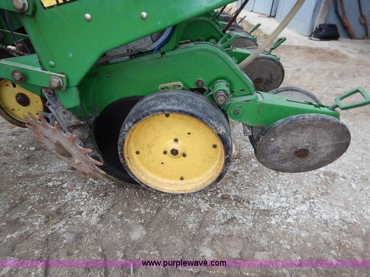 image for item I5062 John Deere 7200 planter