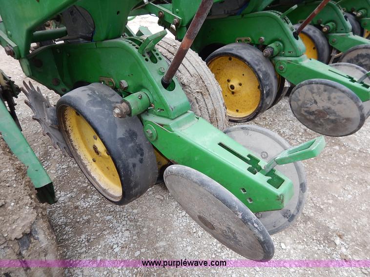 image for item I5062 John Deere 7200 planter