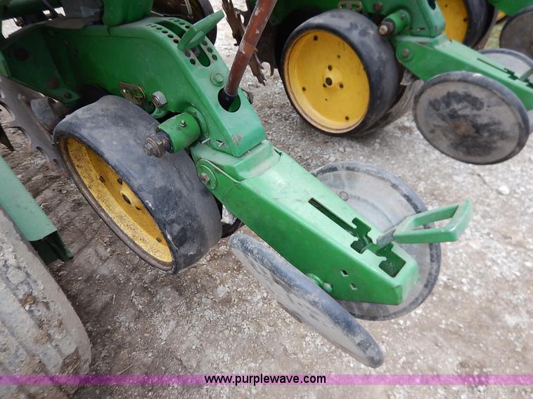 image for item I5062 John Deere 7200 planter
