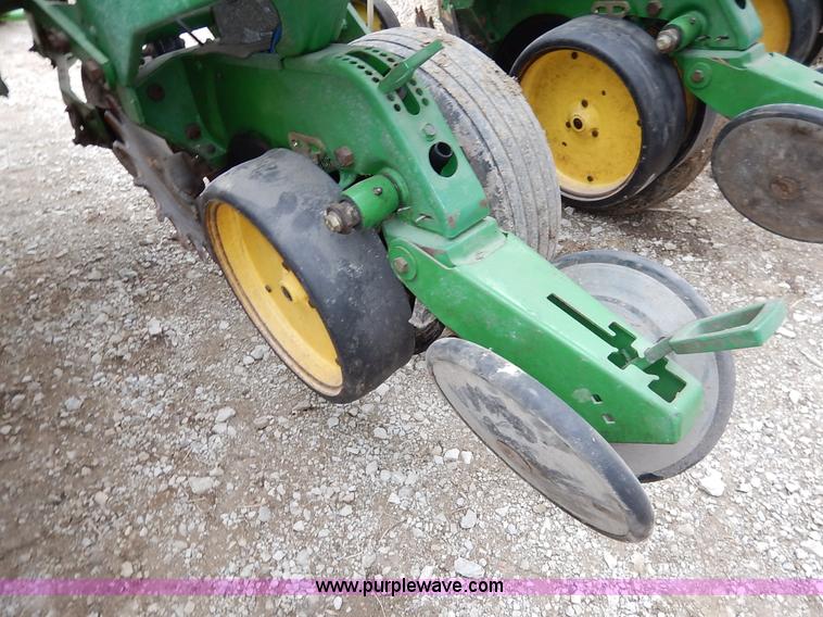 image for item I5062 John Deere 7200 planter