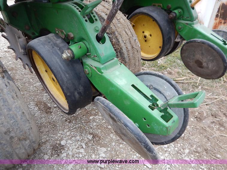 image for item I5062 John Deere 7200 planter
