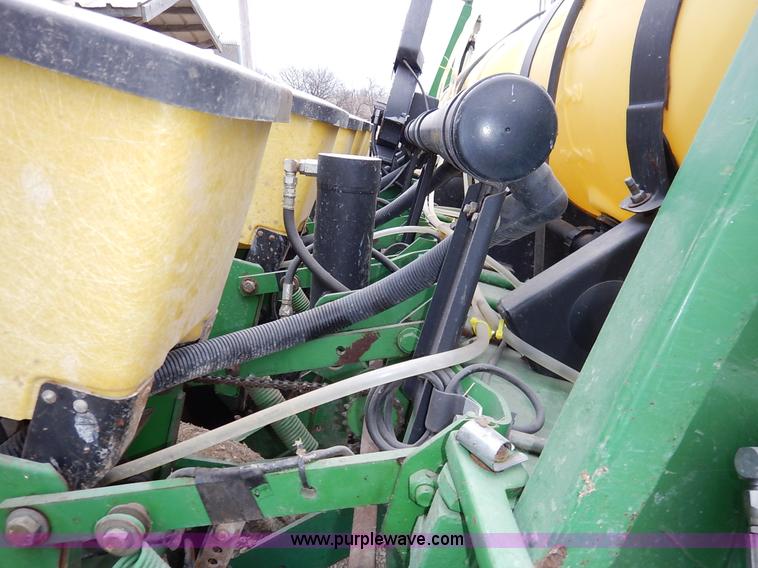 image for item I5062 John Deere 7200 planter