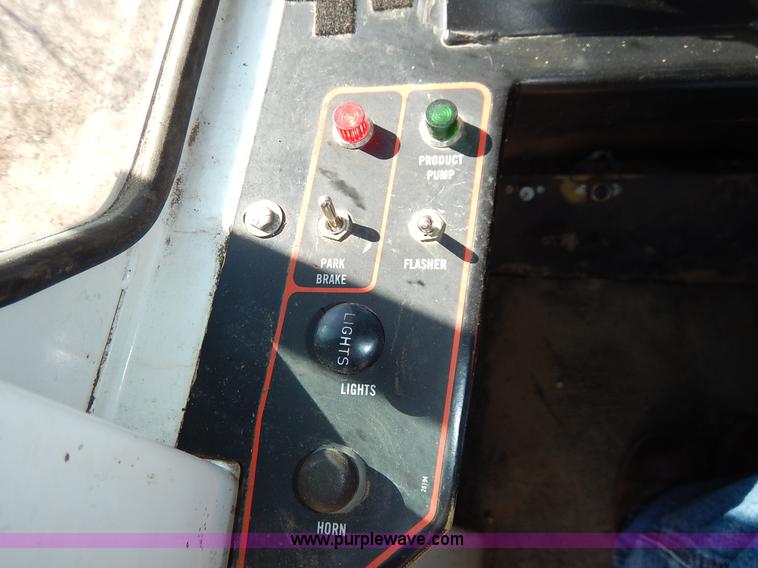 image for item I5095 1994 Wilmar 745 self-propelled sprayer