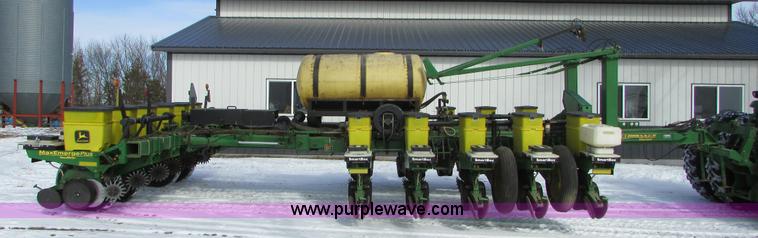 image for item I6596 1998 John Deere 1770 Conservation planter