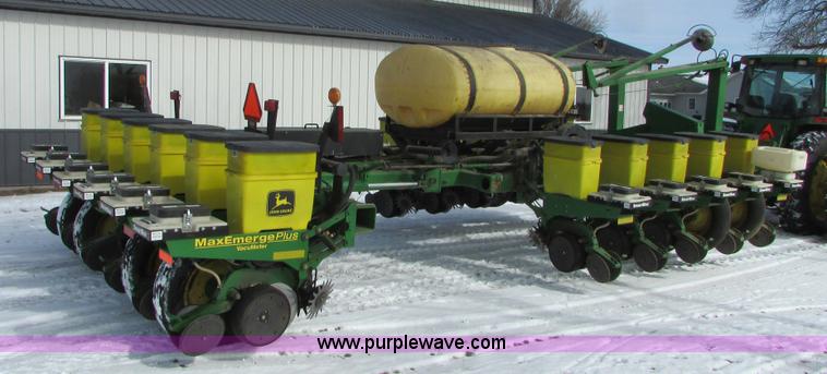 image for item I6596 1998 John Deere 1770 Conservation planter