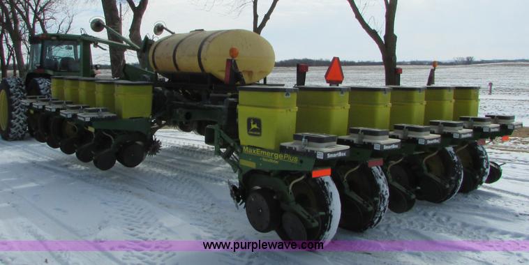 image for item I6596 1998 John Deere 1770 Conservation planter