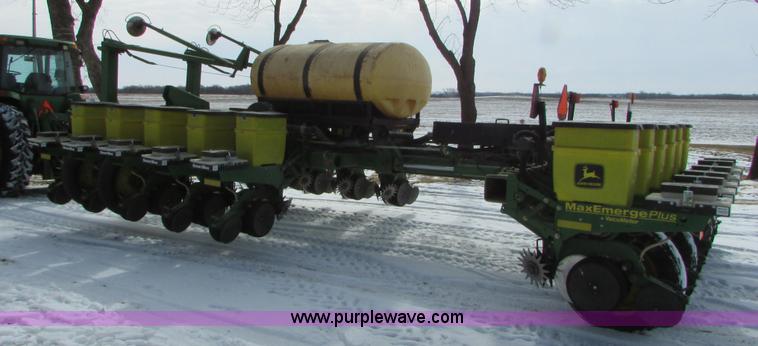 image for item I6596 1998 John Deere 1770 Conservation planter
