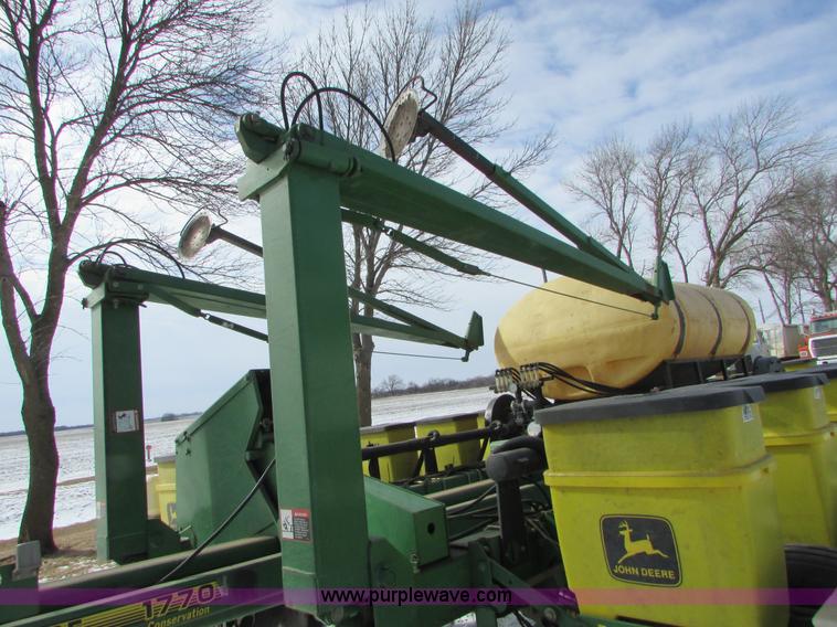 image for item I6596 1998 John Deere 1770 Conservation planter