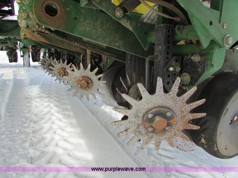 image for item I6596 1998 John Deere 1770 Conservation planter