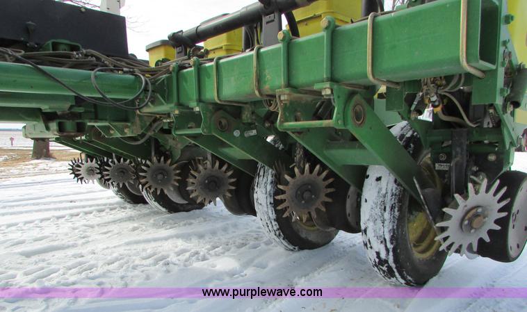 image for item I6596 1998 John Deere 1770 Conservation planter