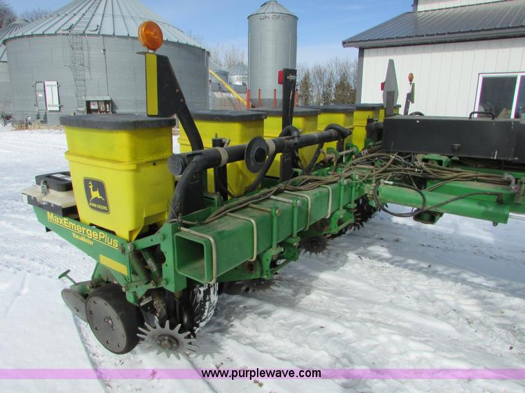 image for item I6596 1998 John Deere 1770 Conservation planter