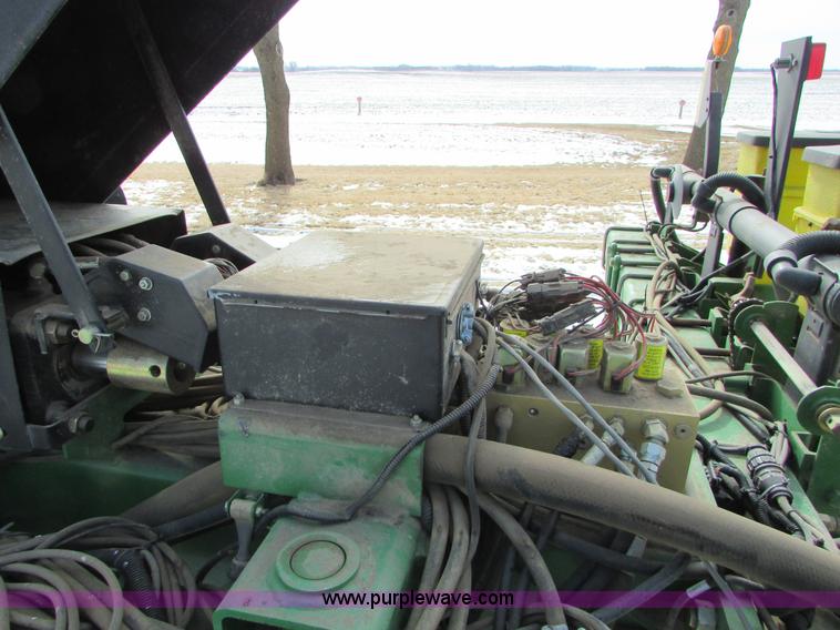 image for item I6596 1998 John Deere 1770 Conservation planter