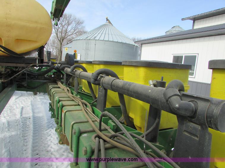 image for item I6596 1998 John Deere 1770 Conservation planter