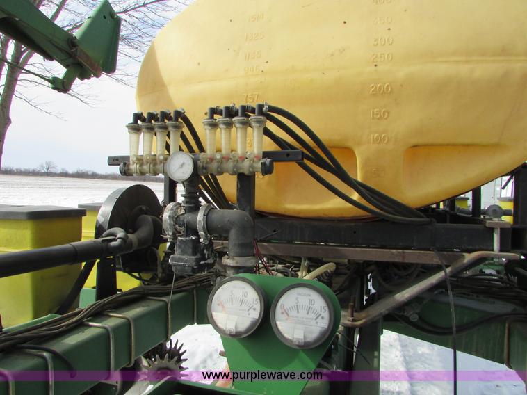 image for item I6596 1998 John Deere 1770 Conservation planter