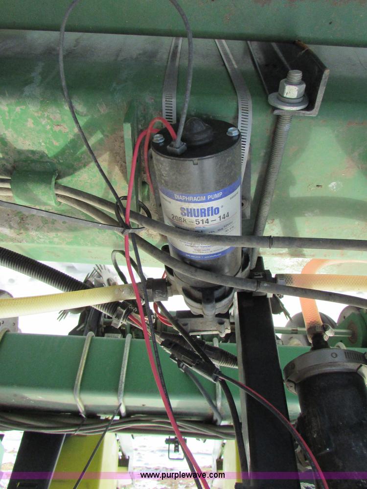 image for item I6596 1998 John Deere 1770 Conservation planter