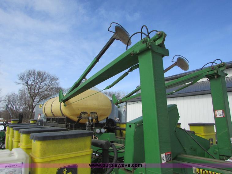 image for item I6596 1998 John Deere 1770 Conservation planter