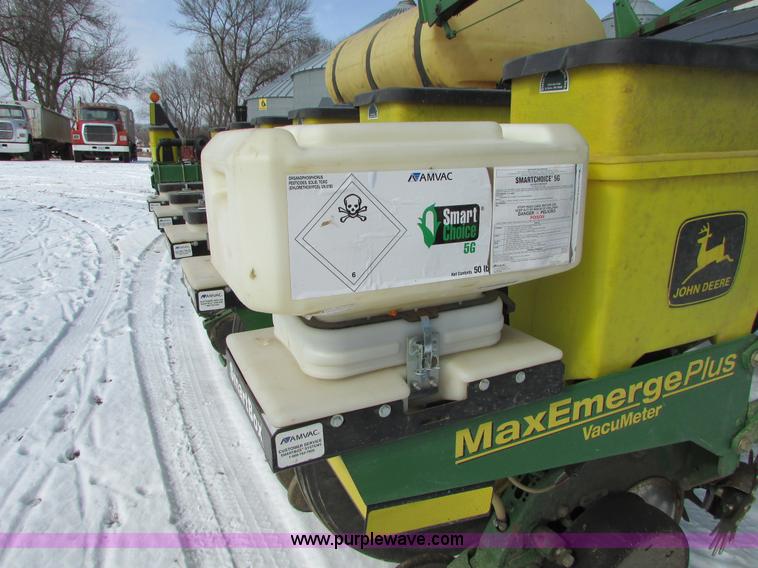 image for item I6596 1998 John Deere 1770 Conservation planter