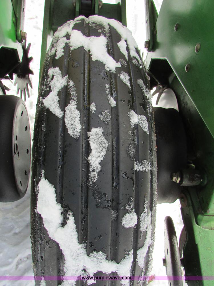 image for item I6596 1998 John Deere 1770 Conservation planter