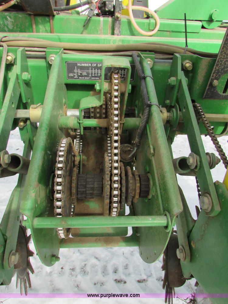 image for item I6596 1998 John Deere 1770 Conservation planter