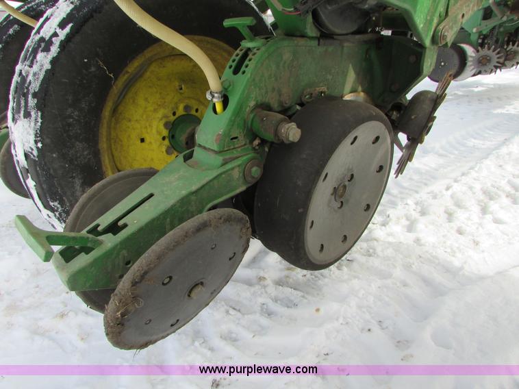image for item I6596 1998 John Deere 1770 Conservation planter