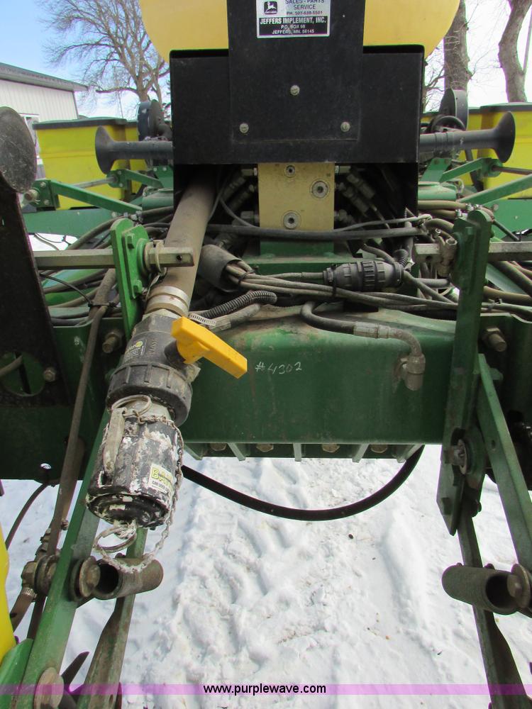 image for item I6596 1998 John Deere 1770 Conservation planter