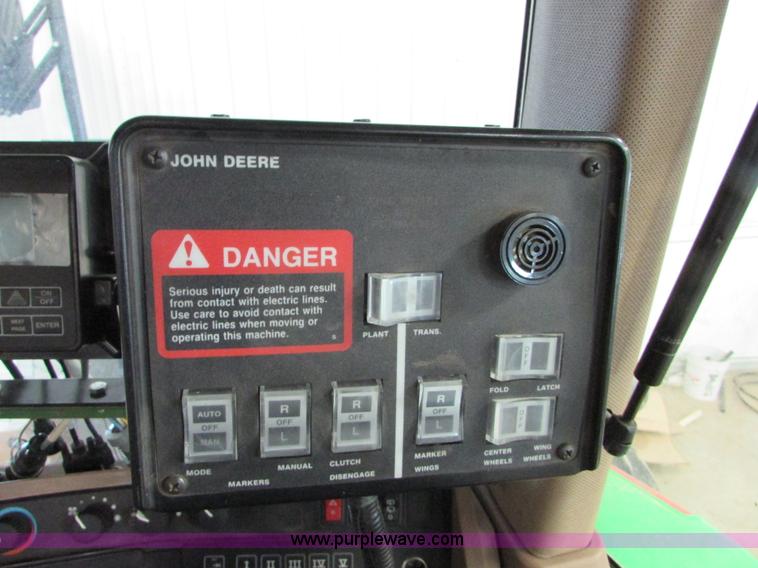 image for item I6596 1998 John Deere 1770 Conservation planter