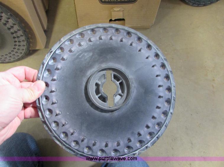 image for item I6596 1998 John Deere 1770 Conservation planter