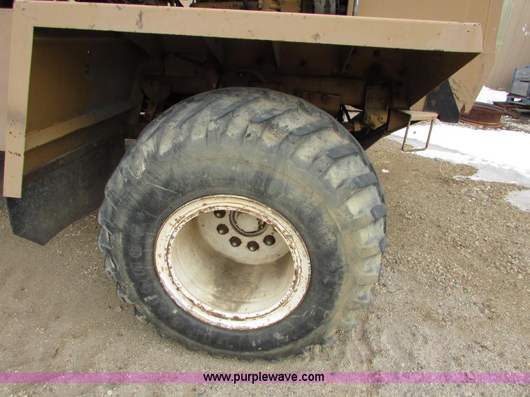 image for item I6640 1991 Ag-Chem TerraGator 1804 self-propelled sprayer