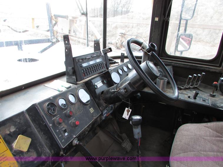 image for item I6640 1991 Ag-Chem TerraGator 1804 self-propelled sprayer