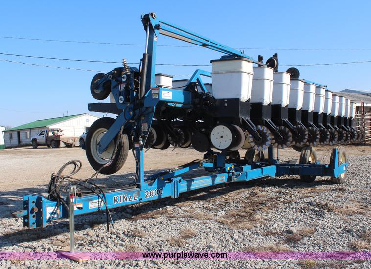 image for item K8782 1999 Kinze 2600 interplant planter