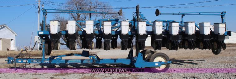 image for item K8782 1999 Kinze 2600 interplant planter