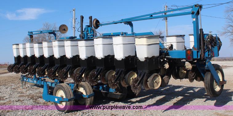 image for item K8782 1999 Kinze 2600 interplant planter