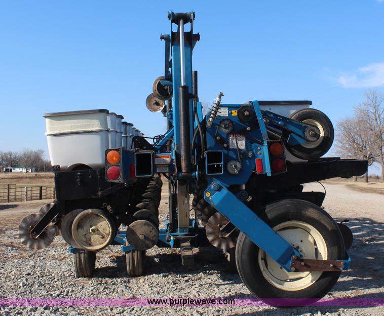 image for item K8782 1999 Kinze 2600 interplant planter