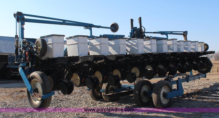 image for item K8782 1999 Kinze 2600 interplant planter