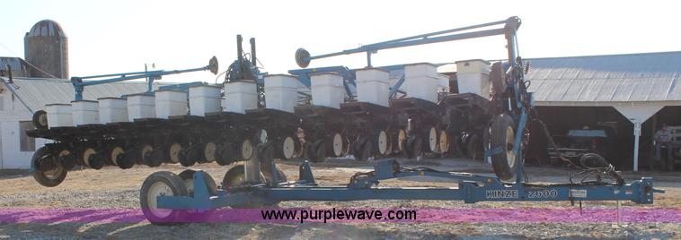 image for item K8782 1999 Kinze 2600 interplant planter