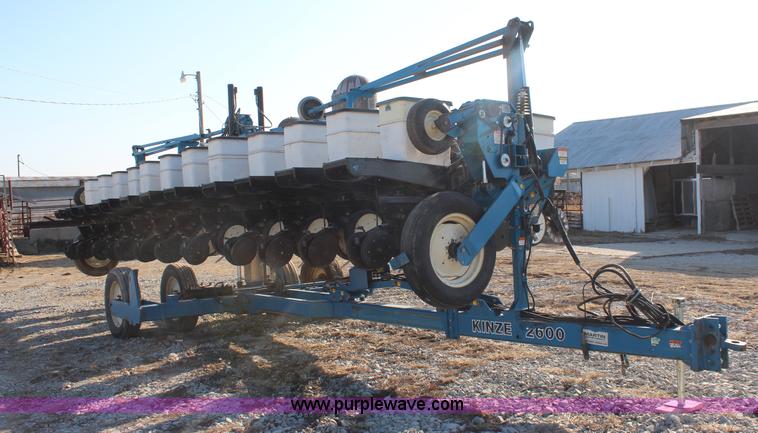 image for item K8782 1999 Kinze 2600 interplant planter