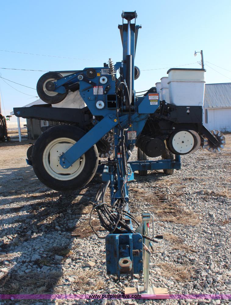 image for item K8782 1999 Kinze 2600 interplant planter