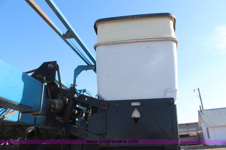 image for item K8782 1999 Kinze 2600 interplant planter