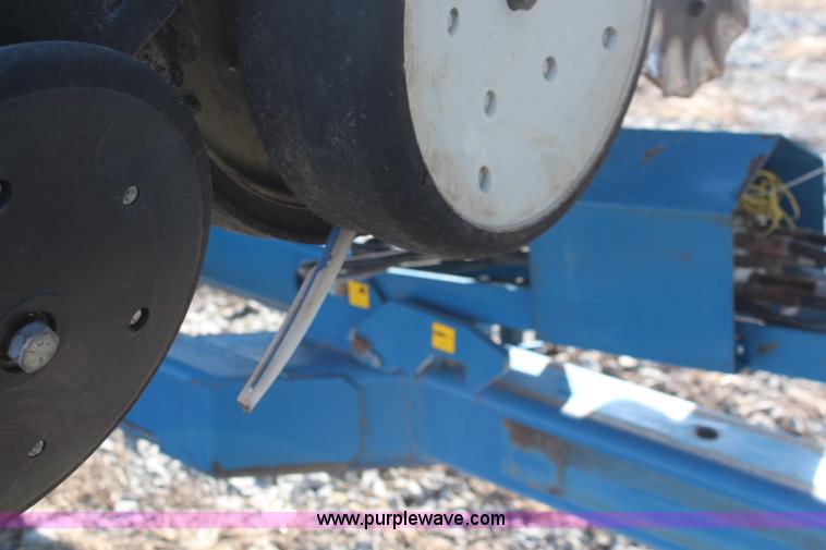 image for item K8782 1999 Kinze 2600 interplant planter